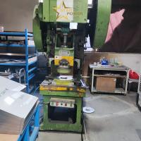 Presse à percussion à gorge profonde multifonctionnelle pour la fabrication d'éviers de cuisine et d'appareils ménagers faits à la main