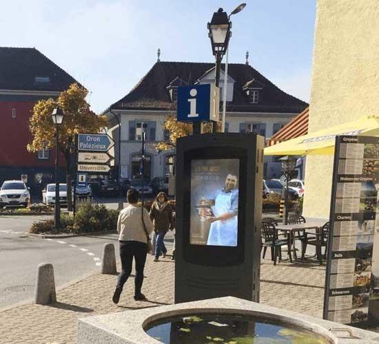 Metal Shell Vertical Outdoor LCD Digital Signage 43 Inch Android / Windows AC 110-230V