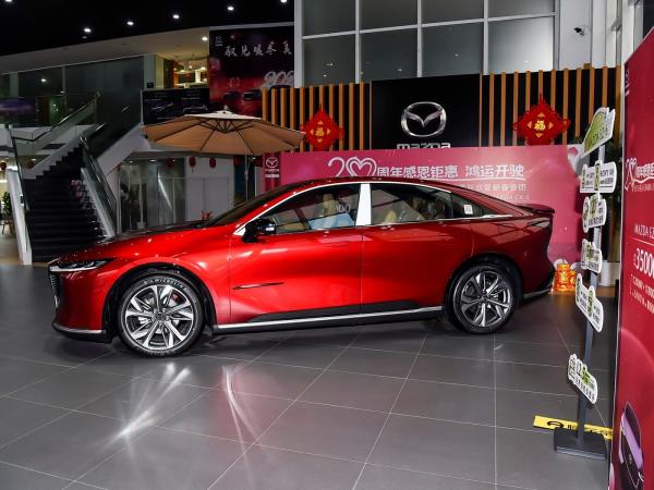 Popular Used Cars with Design and Low Fuel Consumption 1659mm Front Wheel Base and 1662mm Rear Wheel Base