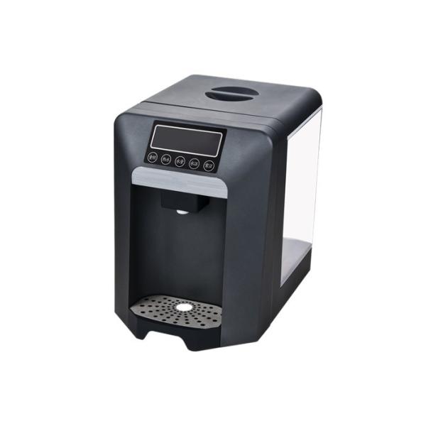 Petite opération instantanée noire de distributeur d'eau chaude simplifiée avec