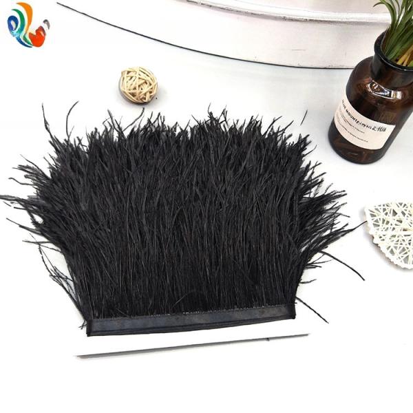 Crie um ambiente luxuoso com bordados de frange de penas de avestruz e fitas de fita satinada