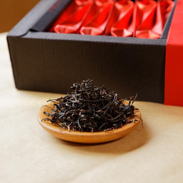 Thé noir organique fumé fermenté de Lapsang Souchong avec la sécheresse de pinède