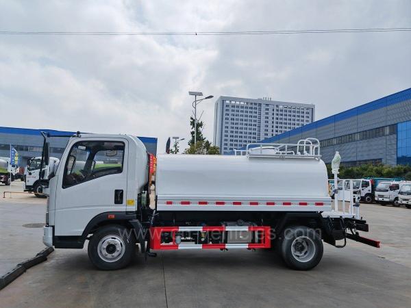 Sinotruk HOWO 10cbm Liquid Tanker Truck , White Water Transport Trucks