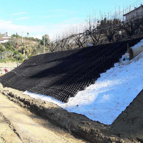 150 mm 100 mm 75 mm 50 mm texturé en plastique perforé HDPE Géocelle Réseau de nid d'abeille