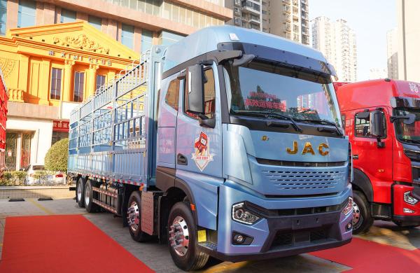 Camion de marchandises utilisé 8*4 JAC boîte de clôture 560hp moteur Cummins ZF boîte de vitesses cabine haut toit