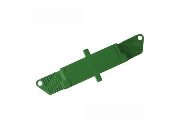O APC lustrou o adaptador da fibra ótica com alojamento plástico verde