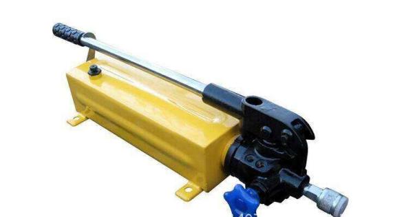 Single Acting Yellow Hydraulic Hand Pump With High Strength Pressure Hose
