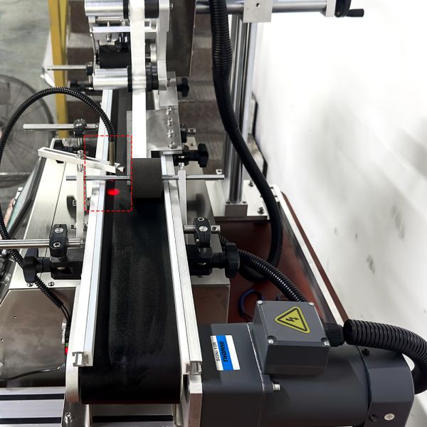 Styrofoam Boxes Flat Desktop Labeler Machine Sticker Applicator Automatic PLC Controlled