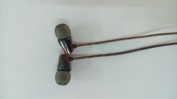in ear high quality earphone with mic, and the cord is PVC material (MO-EM005)
