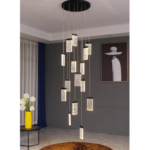 Éclairage de l'escalier du hall d'hôtel Aluminium et lampe suspendue en cristal pour un design moderne