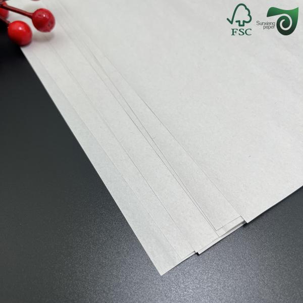Rollos de periódico con superficie lisa y buena absorción de tinta en gramajes de 42 g/m² y 45 g/m² FSC