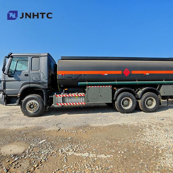 Camion réservoir d'huile Howo 6x4 380 ch Capacité 10 roues 20000 litres Camion réservoir de carburant en acier haute résistance