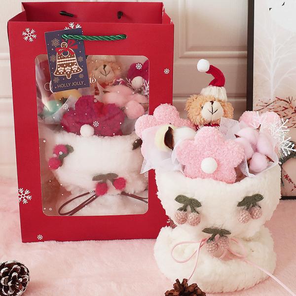Valentine's Day and Christmas gifts for your girlfriend and best friend: setting up a stall with dolls, bouquets, handmade plush toys, and flower gifts