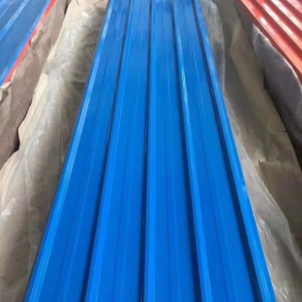 A folha telhando revestida da cor azul corrugou o material de aço do teto