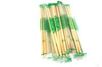 La personne a emballé les baguettes en bambou jetables avec le cure-dents dans des sachets en plastique