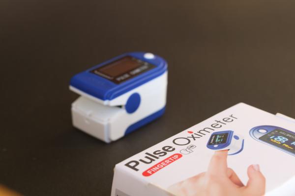 CE Certified Finger Clip Oximeter With Two Color OLED Screen