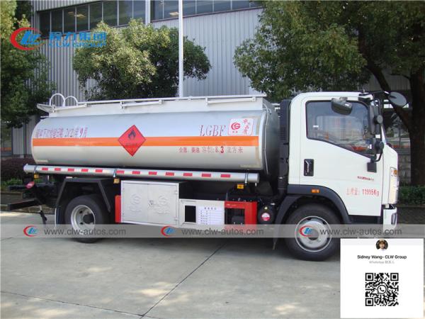 8000 de HOWO 4x2 da gasolina litros de caminhão de tanque com distribuidor