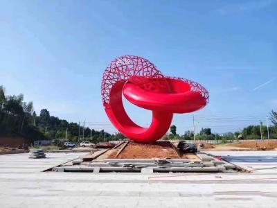 A grande cor exterior da escultura do metal pintou o verniz de cozimento vermelho feito a mão