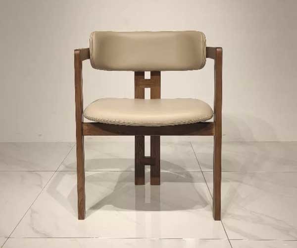 Chaises dinantes de luxe légères nordiques en bois solides noires de conception simple de cadre