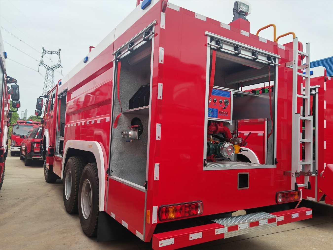 HOWO 4x4 Off-Road Foam Fire Fighting Truck (380HP & CB10/40 Fire Pump)