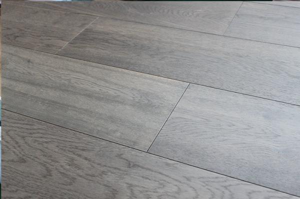 El roble blanco tratado sustancia química dirigió el suelo de madera con color gris agradable