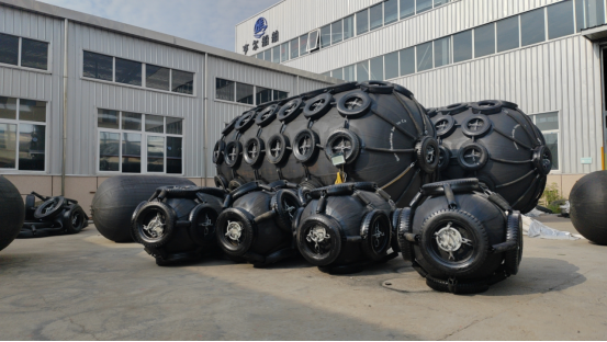 STS basse force de réaction Yokohama Pneumatique Fenders en caoutchouc avec chaîne et pneus