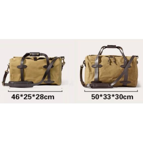 Голубые, который катят люди вещевых мешков холста свертывая