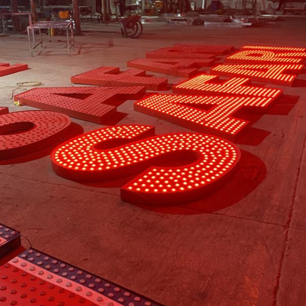 Letras de canal acima conduzidas claras IP67 impermeável gigante exterior do furo perfurado