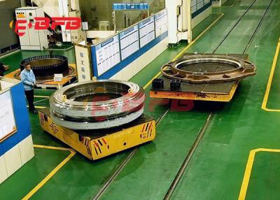 A borracha roda os carros a pilhas industriais, carros motorizados conduzidos auto dos troles para o transporte do porto