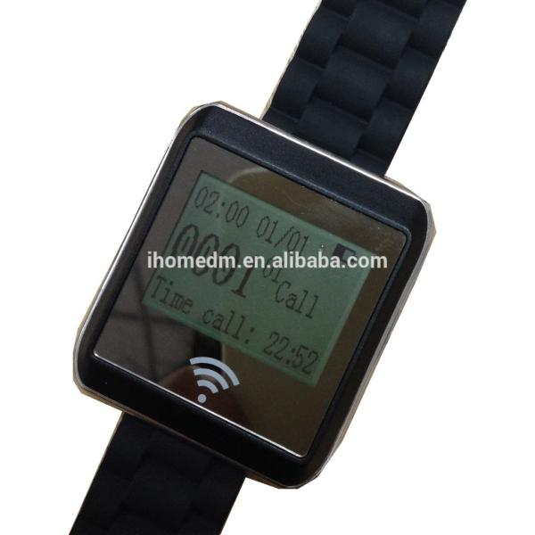 Официант звонит пипером со светом и приемником для зоны звезд или ночного клуба