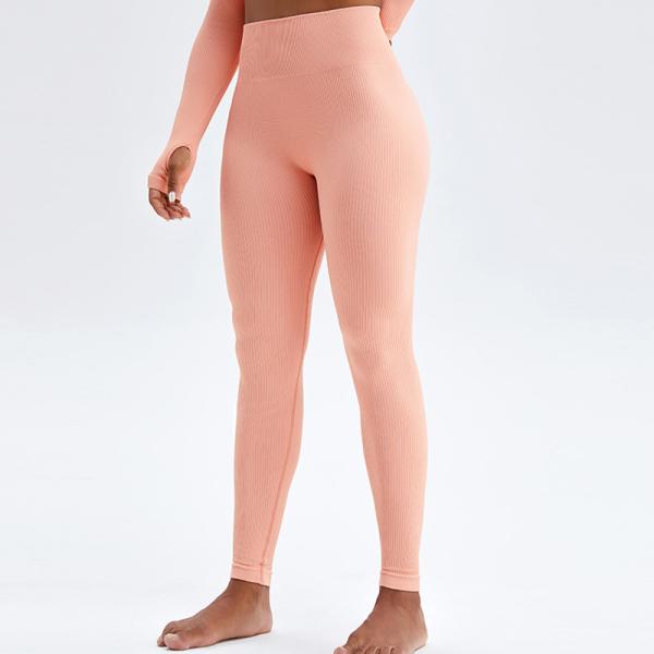 Разминка гетры безшовного батта нервюры персика поднимаясь задыхается нагое чувство