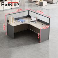 Mesa de escritório com gabinete de arquivos