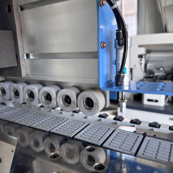 Machines de placage de chants automatiques 18-24 m/min, équipement de placage de chants à colle thermofusible 2600 kg