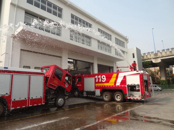 Caminhões de bombeiros comerciais SINOTRUK 375HP, veículo de resposta rápida a incêndios 6x4 15T
