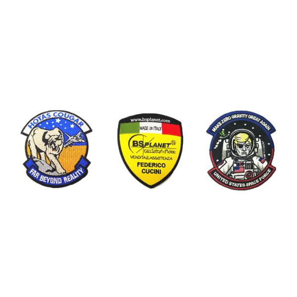 Синь и подгонянный желтым цветом утюг животного ткани вышитый значками на логотипе для одежды