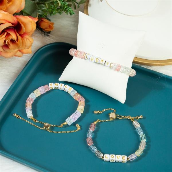 Personalize a letra quadrada do ouro perla o bracelete ajustável com Crystal Beads rachado