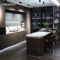 Armário de cozinha de carimbar de madeira personalizado estilo clássico com armário de vinho de bacia branca