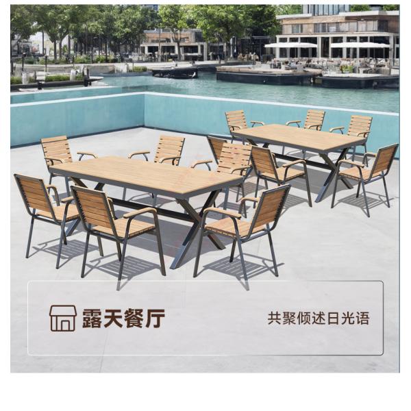 Tableau et chaises en WPC (composite bois-plastique) pour l'extérieur: imperméables à l'eau, au soleil et aux intempéries pour les jardins, les patios, les balcons et les terrasses.