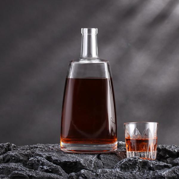 Couleur de la bouteille personnalisée 500 ml 750 ml Bouteille en verre de gin avec couvercle pour la distribution de boissons