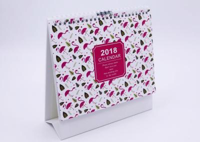 O calendário de mesa de dobramento do triângulo, colorido levanta-se o calendário de mesa mensal