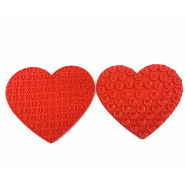 O animal de estimação trata o cão lambe o alimento molhado do alimentador lento do ABS das esteiras