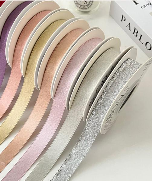 Fabriqué à la main, il faut avoir du ruban de tissu rose clair, ruban d'étoile cassé et bouquet de fleurs pour les décorations florales