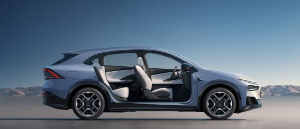 2026 XPENG G7 Smart Family SUV with Super Range Extender 800V High-Voltage Platform and Qualcomm Snapdragon 8295P