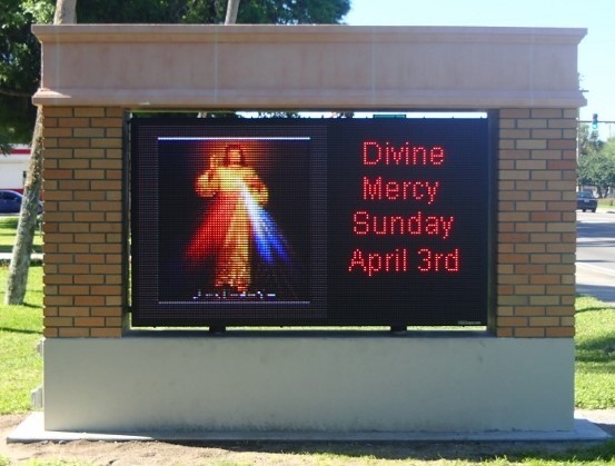 На открытом воздухе знаки СИД памятника, знаки центра электронного сообщения