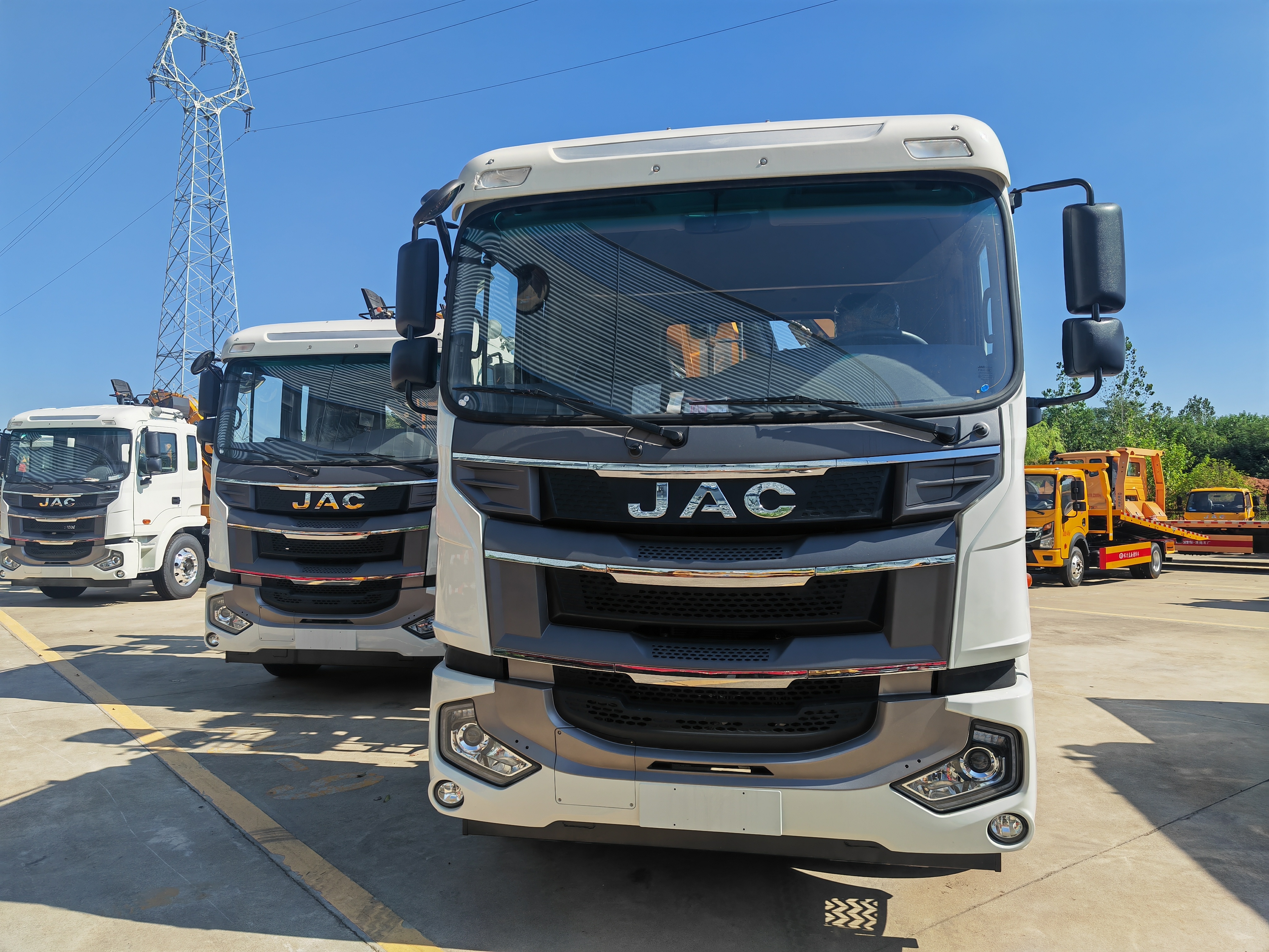 JAC 4x2 Heavy Duty Cargo Truck with XCMG Knuckle Boom Crane Export to Panama Colon Free Zone