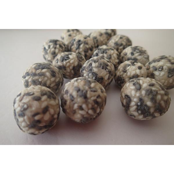 Черный белый сезам покрыл испеченных арахисами хрустящих шутих арахиса морской водоросли