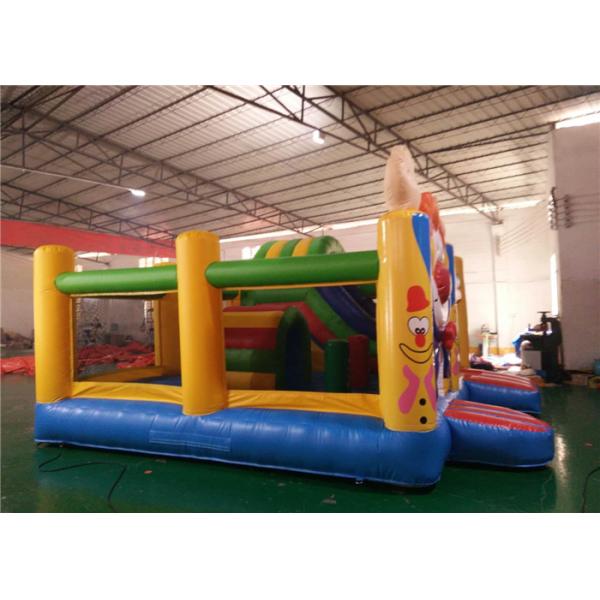 Сползите изображение неэтилированное сильное Струтуре стороны огромного коммерчески дома прыжка усмехаясь