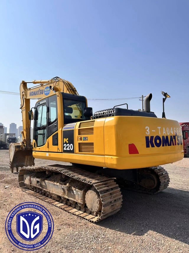 Komatsu PC220-8 Использованный экскаватор с ползучим двигателем Автоматизированная система управления топливом