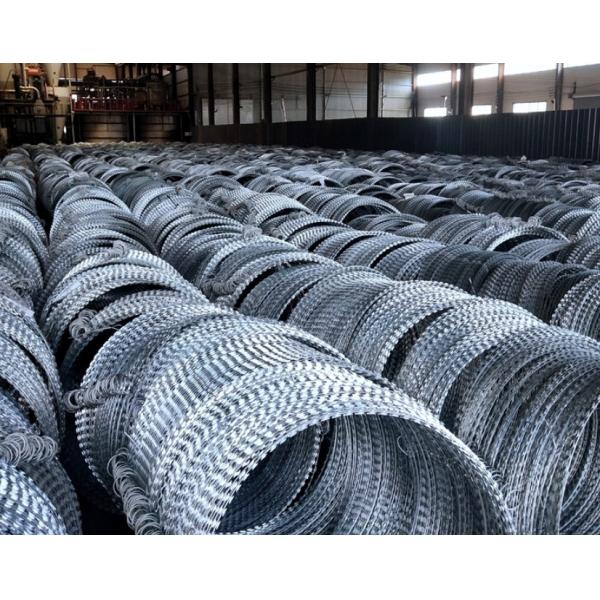 Cerca acordeón galvanizada sumergida caliente Mesh del estilo de la cruz del alambre de púas de la maquinilla de afeitar Bto-28