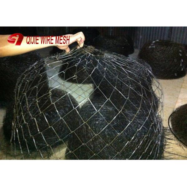 El negro recuece la cesta de alambre de la bola de raíz para los árboles o planta los transportes de Rootball